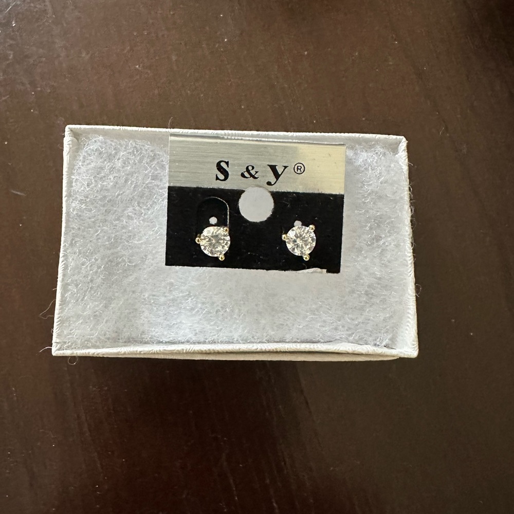 NEW!! Pretty women and girls earrings studs